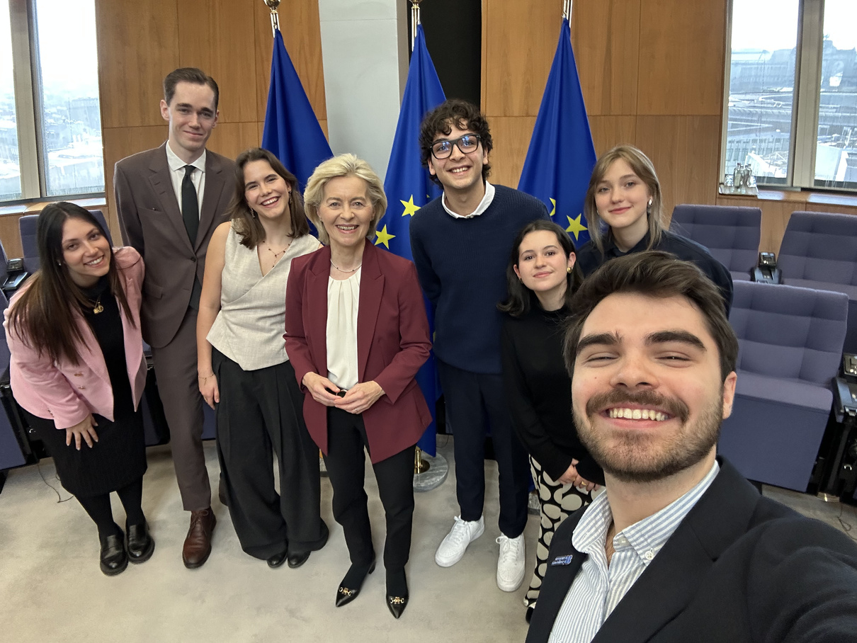 Selfie with Ursula von der Leyen and the youth delegates